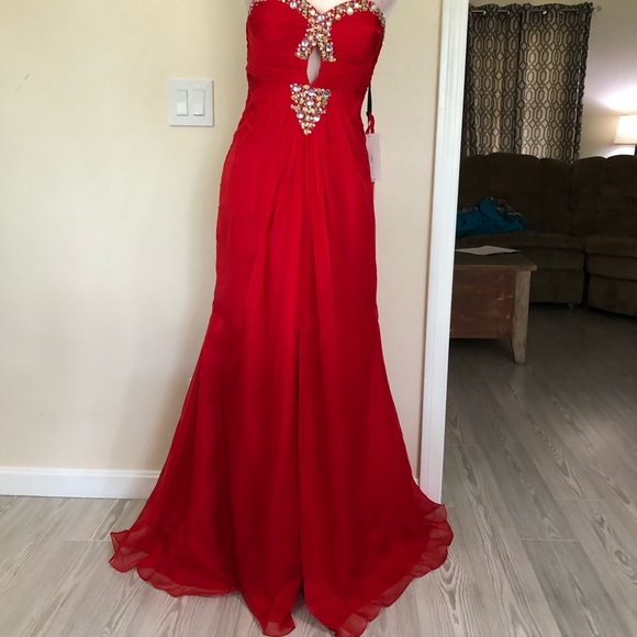 Red chiffon with front keyhole - Picture 11 of 14